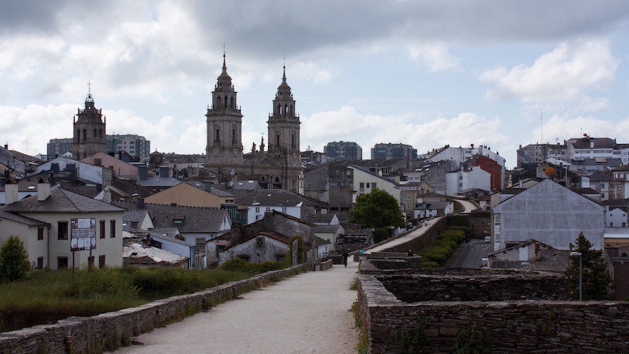 Alquiler de coches en Lugo: Conduce por la ciudad y evita los atascos